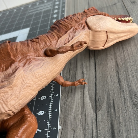Jurassic World Dinosaur Thrash 'N Throw Tyrannosaurus Rex Figure - Picture 6 of 7